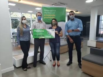 Associada da Sicredi Celeiro recebe prêmio do seguro de vida 