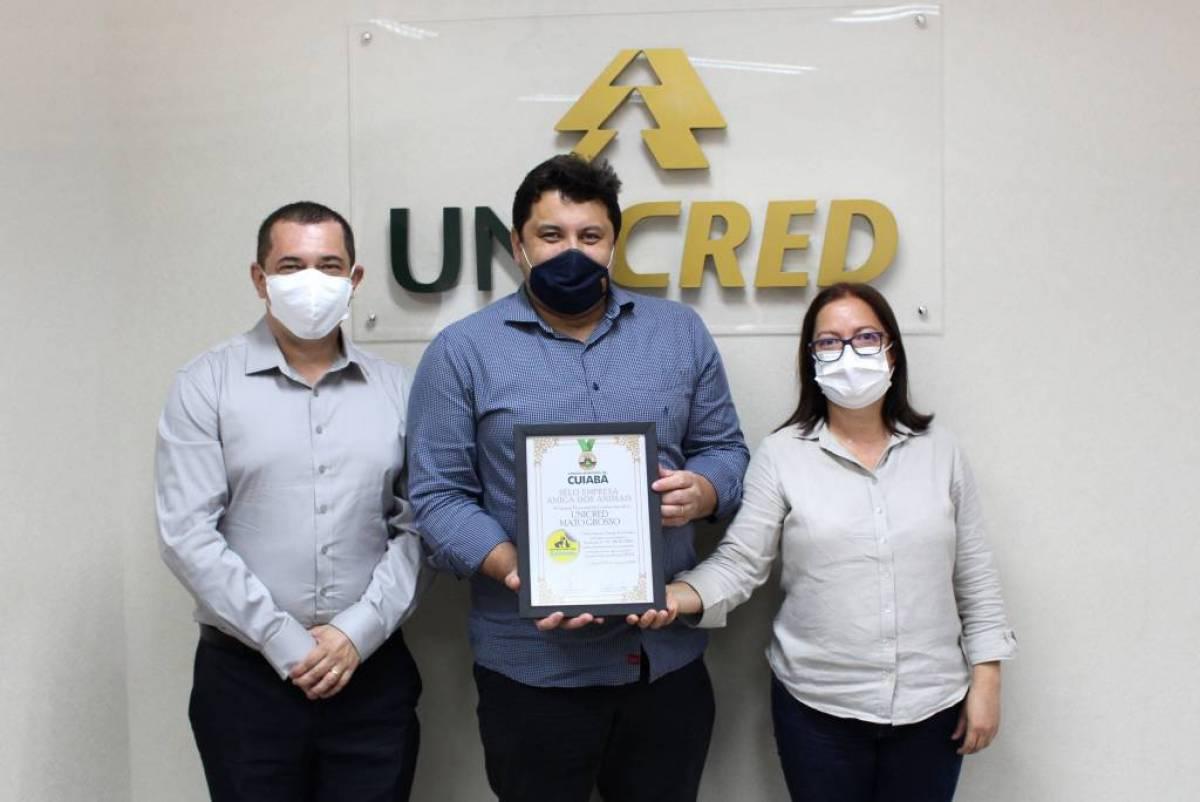 Unicred MT recebe selo “Empresa Amiga dos Animais”
