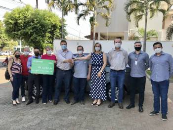 Sicredi Celeiro MT/RR realiza doação de carro para Apae de Sorriso