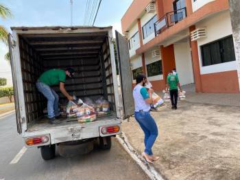 Unicred MT entrega 1,4 tonelada de alimentos para instituições de Lucas do Rio Verde