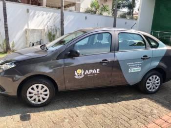 Sicredi Celeiro MT/RR realiza doação de carro para Apae de Sorriso