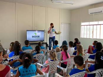 Sicoob Fronteiras propõe o equilíbrio financeiro em ações junto aos mais jovens